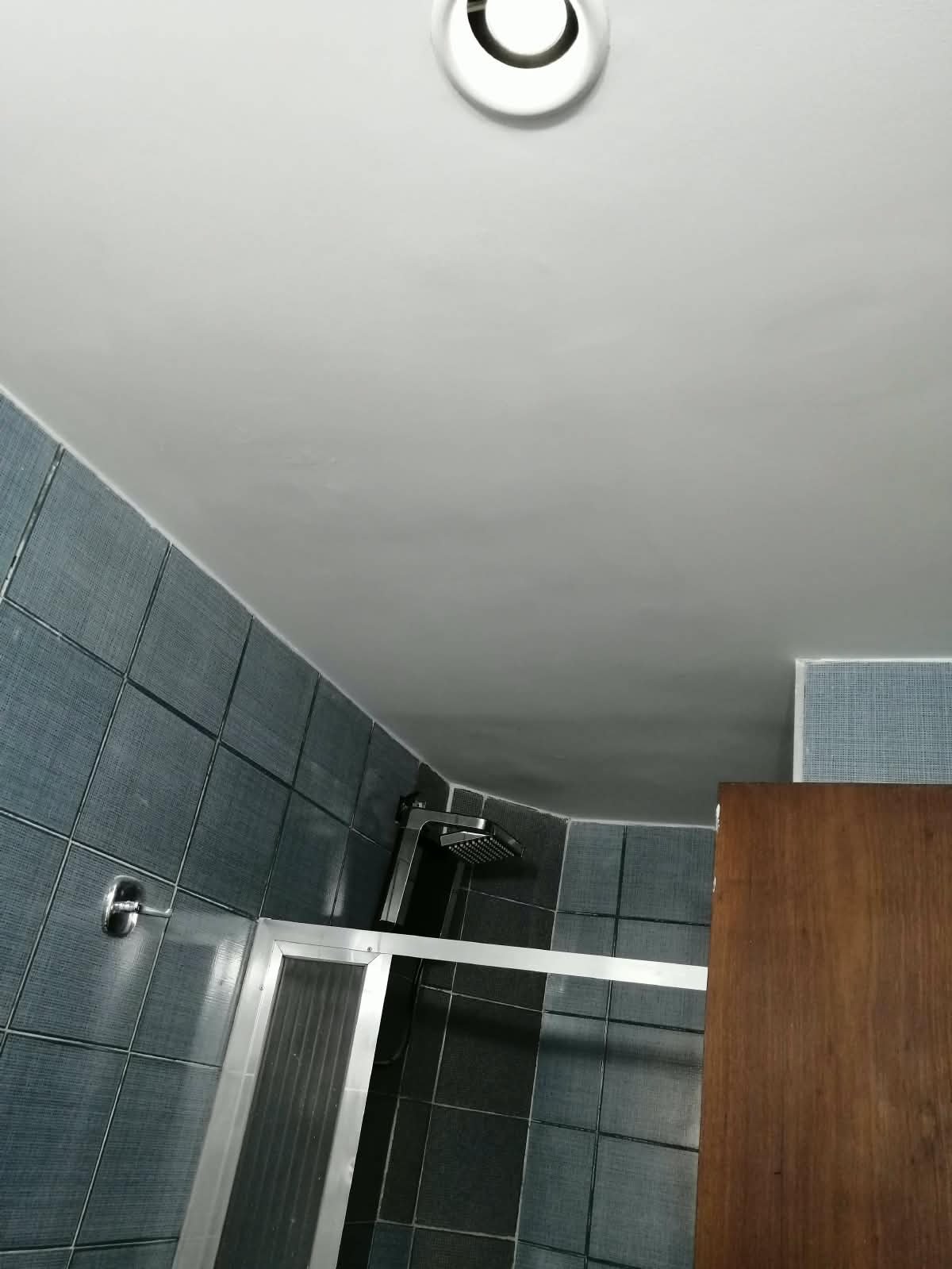 Teto do banheiro depois do serviço, sem mofo e com pintura branca uniforme