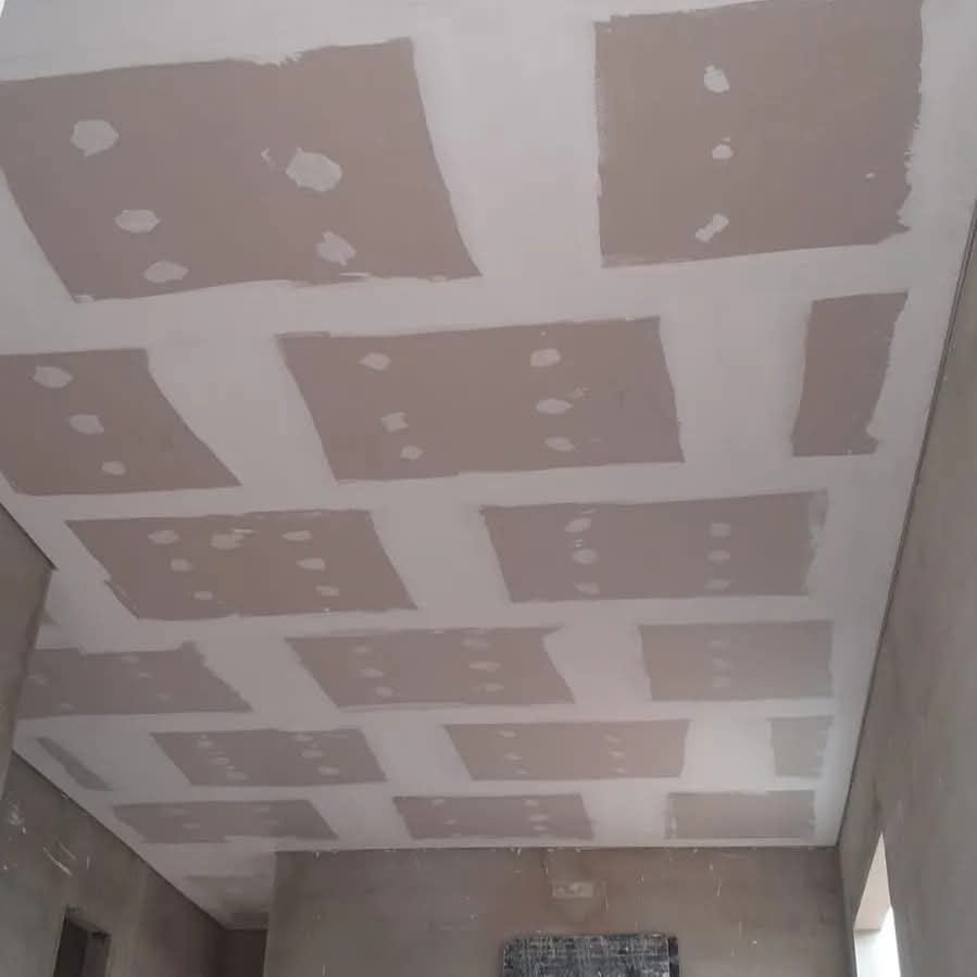 Teto de drywall em fase de emassamento das juntas