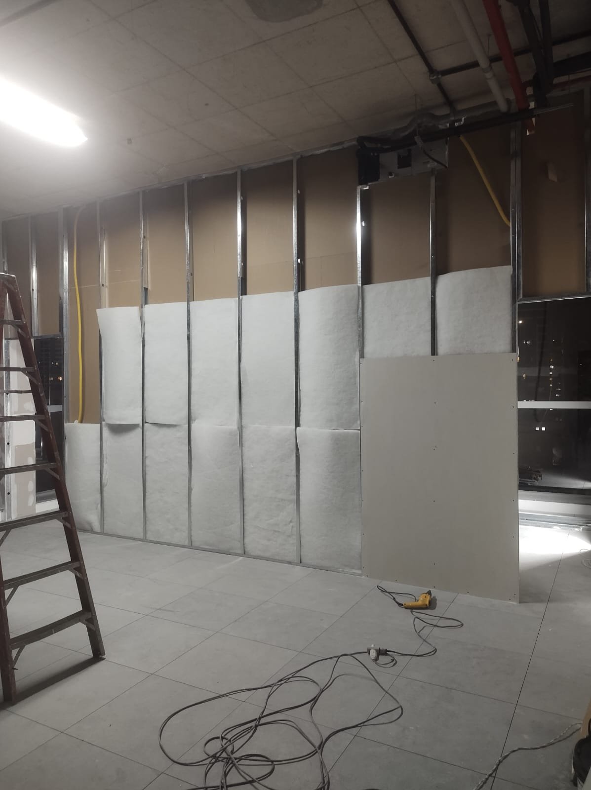 Estrutura metálica de drywall com lã de vidro para isolamento