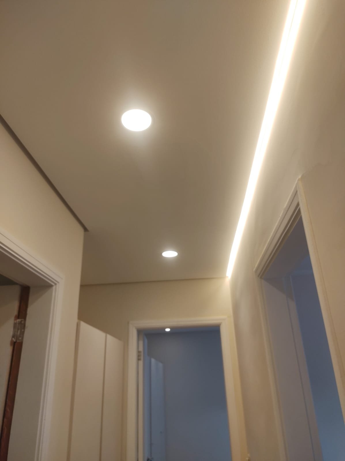 Sanca de gesso com fita de LED embutida em corredor