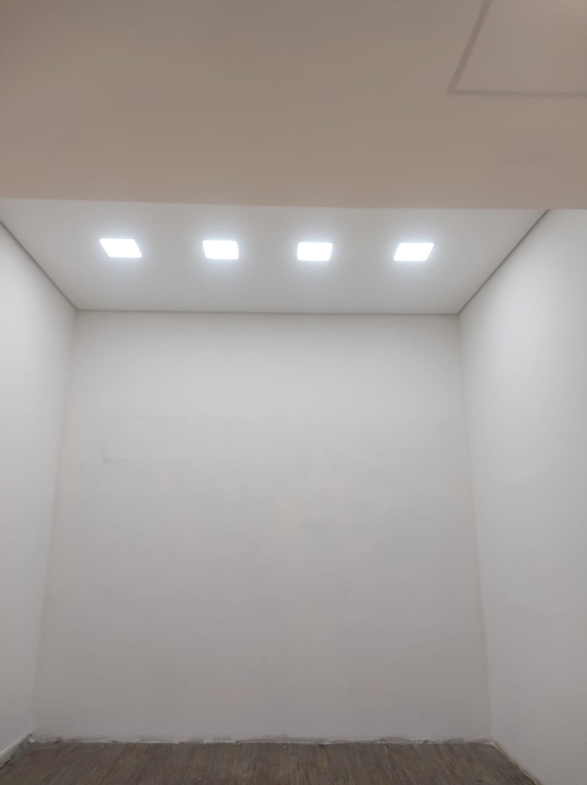 Teto rebaixado com spots de LED embutidos