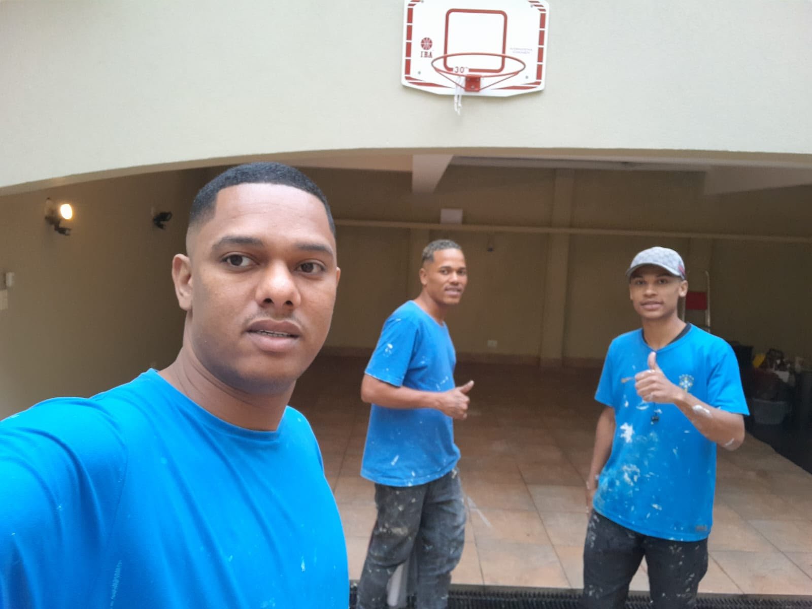 Equipe da Pintura Perfeita uniformizada ao fim de um serviço
